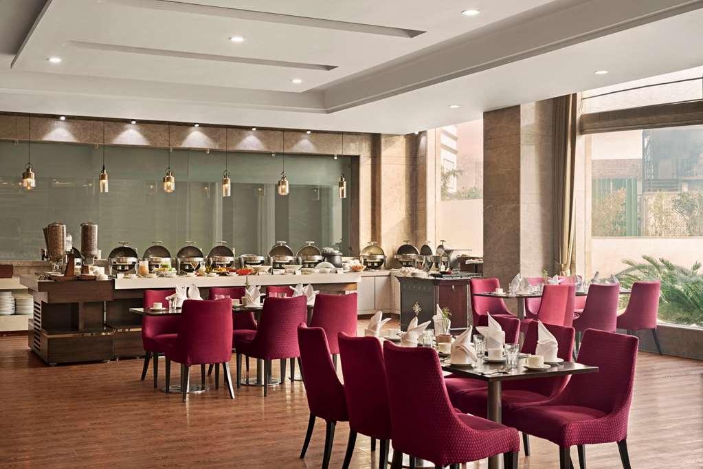 Ramada By Wyndham New Delhi Pitampura Hotel Ресторант снимка