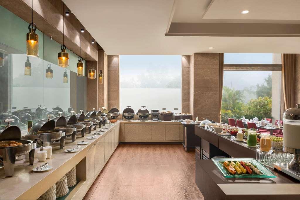Ramada By Wyndham New Delhi Pitampura Hotel Ресторант снимка