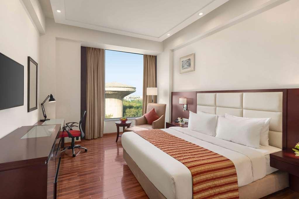 Ramada By Wyndham New Delhi Pitampura Hotel Стая снимка