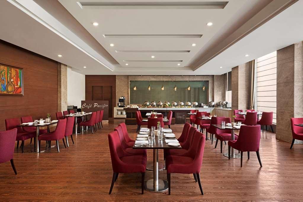 Ramada By Wyndham New Delhi Pitampura Hotel Ресторант снимка