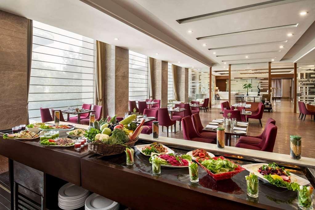 Ramada By Wyndham New Delhi Pitampura Hotel Ресторант снимка