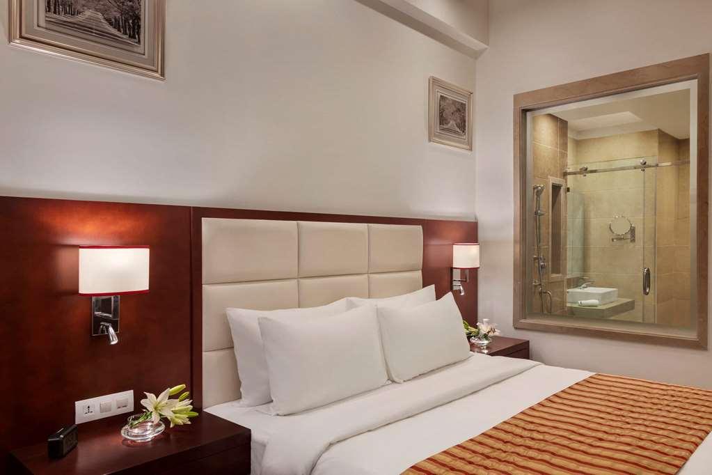 Ramada By Wyndham New Delhi Pitampura Hotel Стая снимка