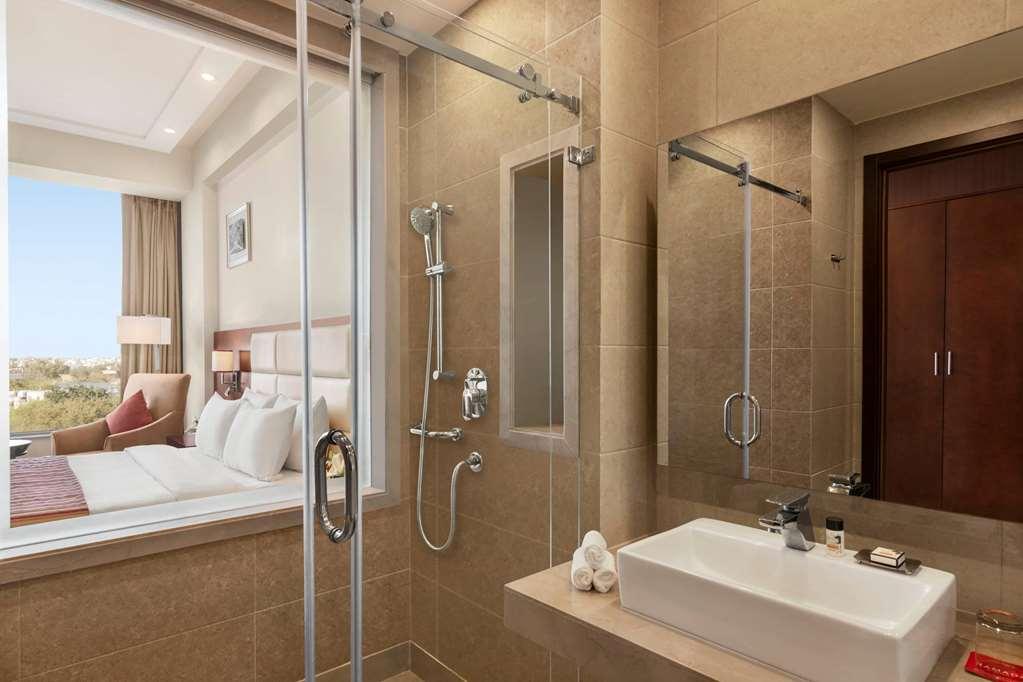 Ramada By Wyndham New Delhi Pitampura Hotel Екстериор снимка
