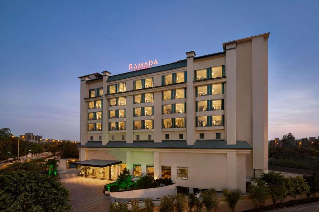 Ramada By Wyndham New Delhi Pitampura Hotel Екстериор снимка