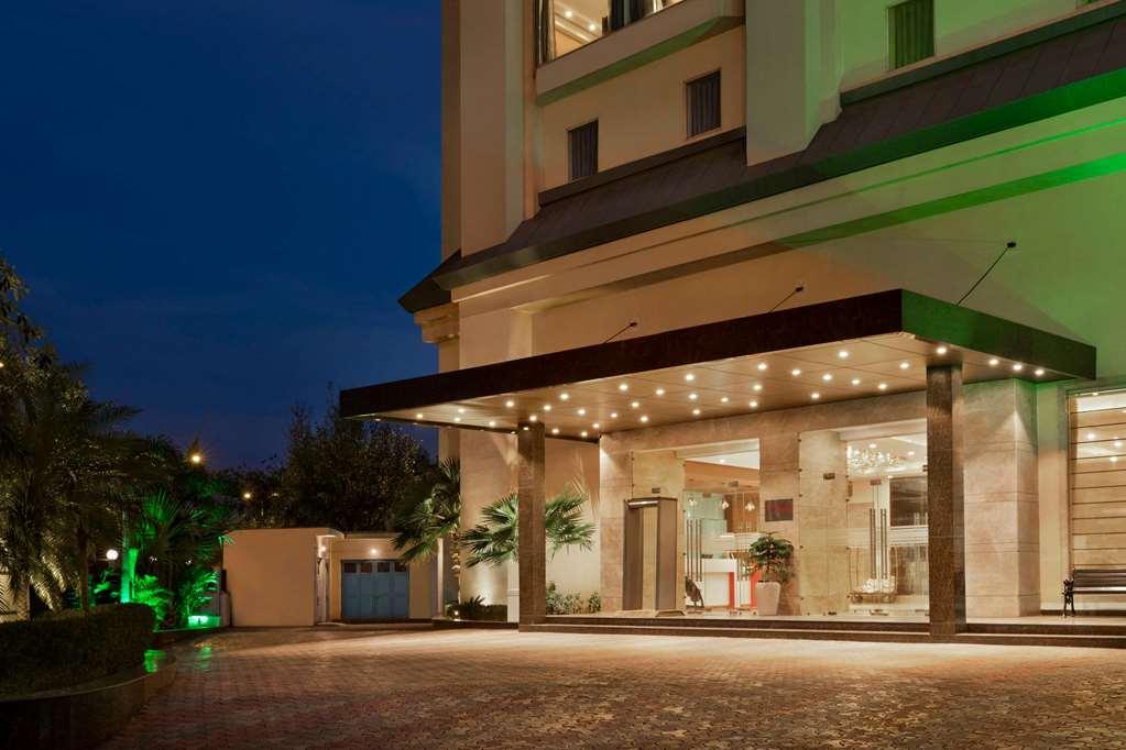 Ramada By Wyndham New Delhi Pitampura Hotel Екстериор снимка
