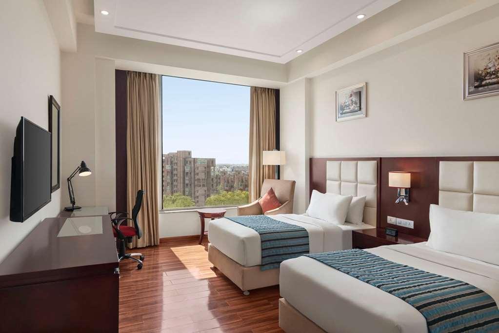 Ramada By Wyndham New Delhi Pitampura Hotel Стая снимка
