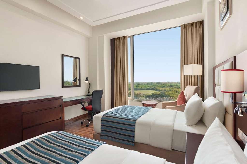 Ramada By Wyndham New Delhi Pitampura Hotel Стая снимка
