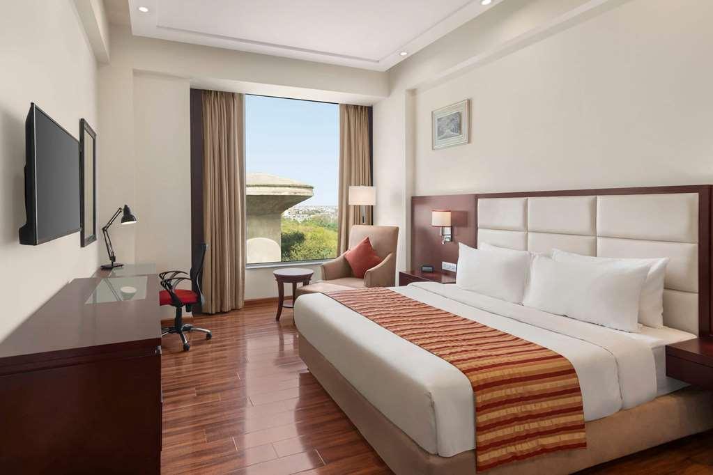 Ramada By Wyndham New Delhi Pitampura Hotel Стая снимка