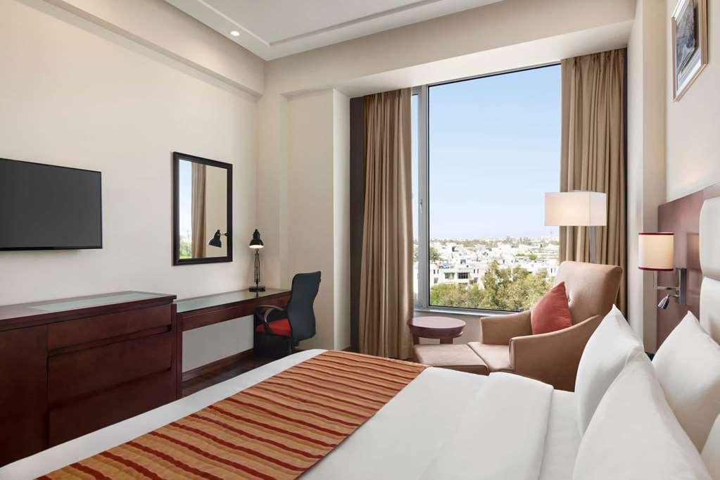 Ramada By Wyndham New Delhi Pitampura Hotel Стая снимка
